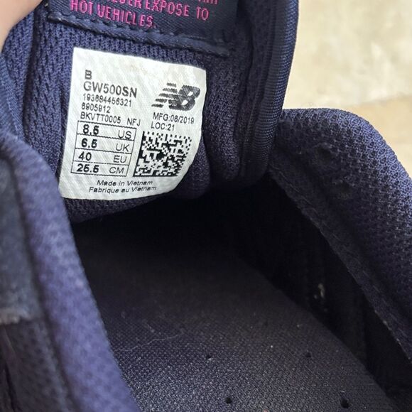 Brand new in box - size 8.5 New Balance Women's Dark Blue and Hot Pink Sneakers - Picture 5 of 5